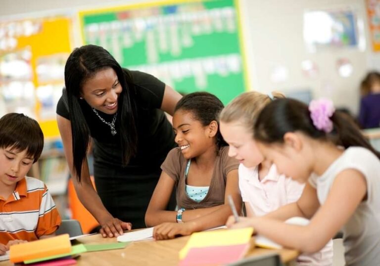 Professores e alunos em um ambiente de sala de aula amistoso.