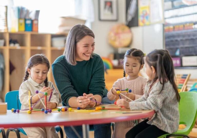 Professora e alunos de 7 a 8 anos em clima agradável na sala de aula.
