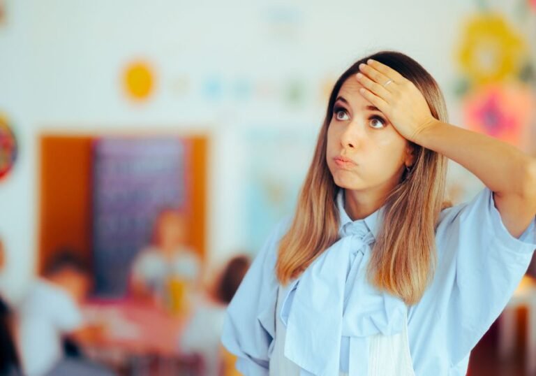 Professora preocupada em como fazer a gestão de conflitos em sala de aula.