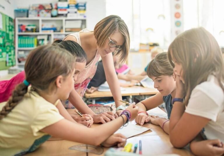 Professora trabalhando com Aprendizagem baseada em projetos na sala de aula.