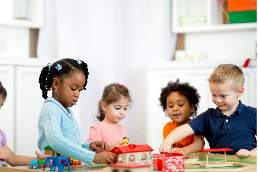Crianças da Educação Infantil brincando e interagindo umas com as outras.