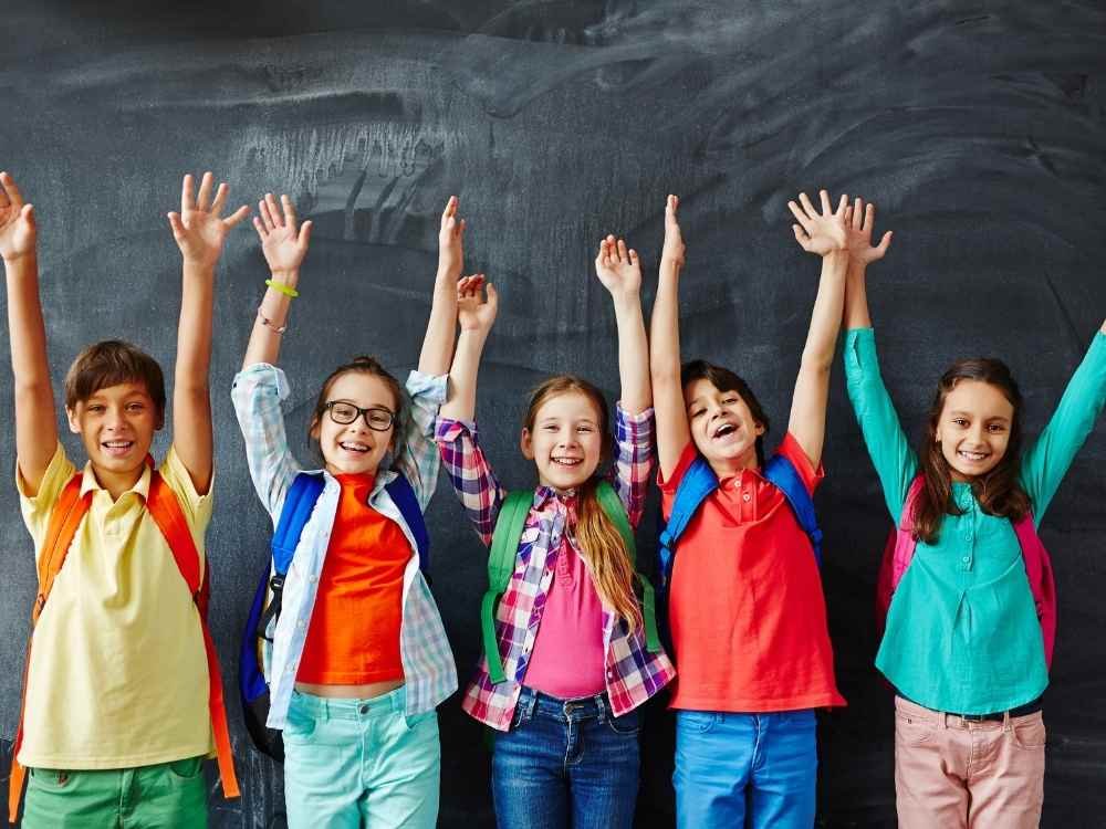 Crianças do Ensino Fundamental sorrindo