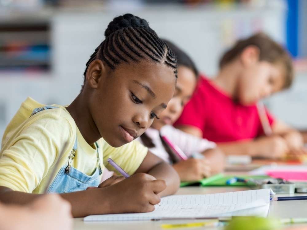 Alunos do Ensino Fundamental estudando na sala de aula