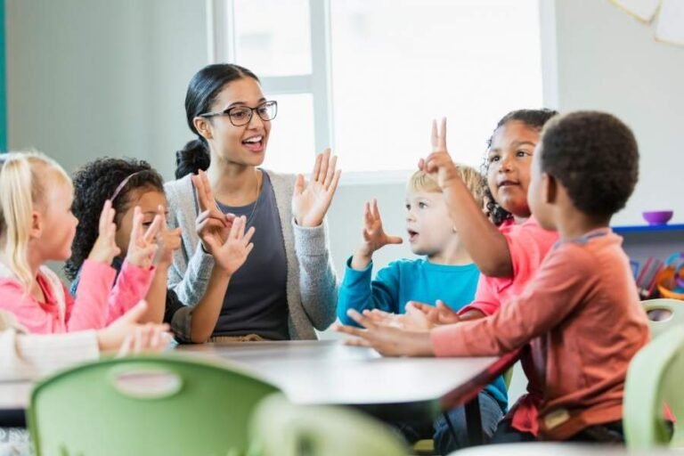 campos de experiência infantil da BNCC, crinças em roda de conversa com a professora e em interação social.