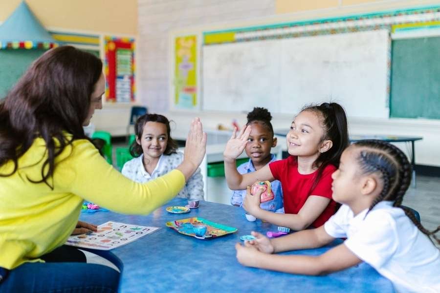 Alunos e professores celebram o Dia da Escola com uma gincana divertida