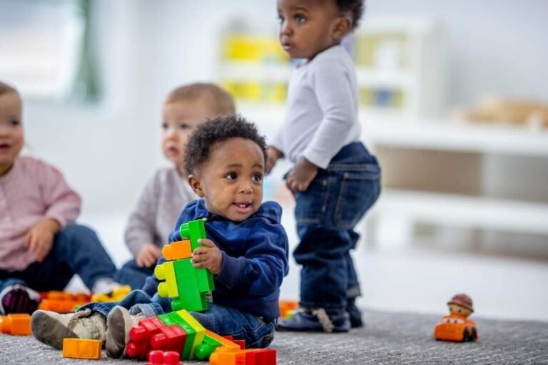 Crianças da Educação Infantil brincando.