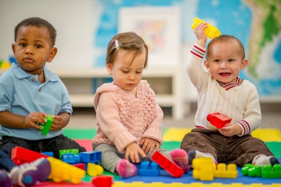 Crianças ds Educação Infantil brincando e interagindo umas com as aoutras.