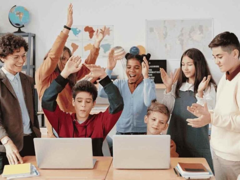 Adolescentes em sala de aula animados com a gamificação