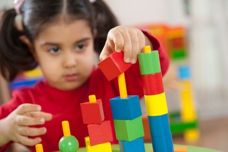 Repedção e desenvolvimento infantil: criança brincando com jogo de encaixe.