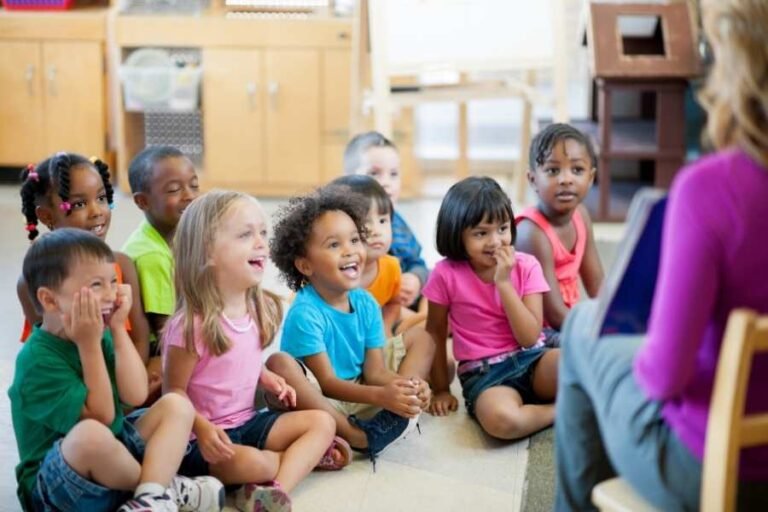 Roda de leitura com alunas da Educação Infantil eprofessora.