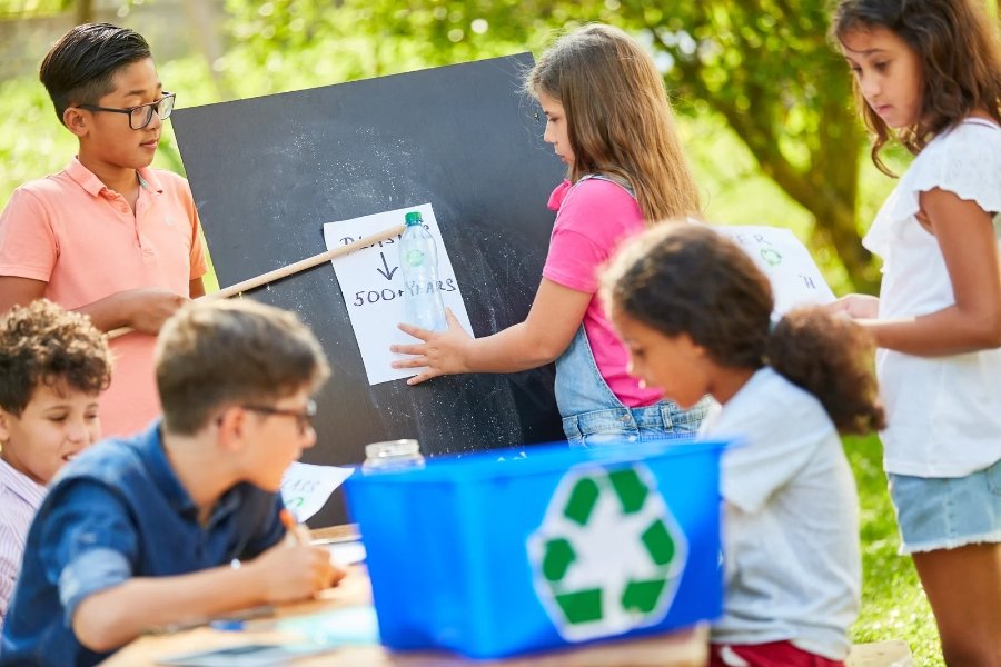 Crianças desenvolvendo atividades sobre a semana do meio ambiente.