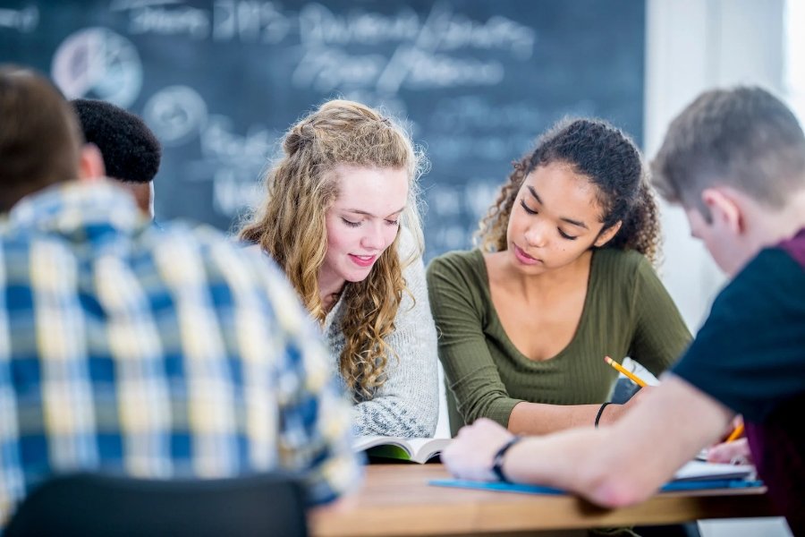 Jovens estudando para o Enem 2025.