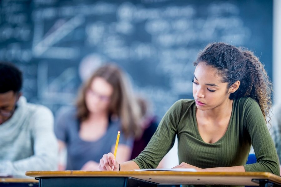 Jovem estudando para o Enem 2025.