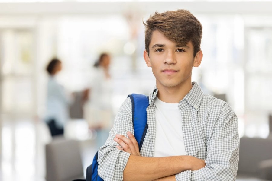 Jovem do Ensino Médio se preparando para o Enem de 2025.